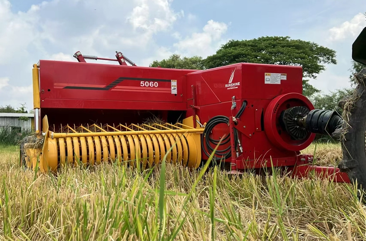 Máy đóng kiện rơm vuông trong nông nghiệp giúp thu gom và nén rơm thành kiện gọn gàng, thuận tiện cho vận chuyển và lưu trữ sau thu hoạch.